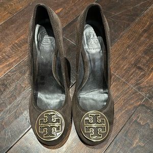 Tory Burch heel in brown. Worn once.